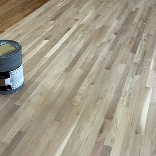 Piso de roble durante la preparación para acabado transparente base agua en Portland