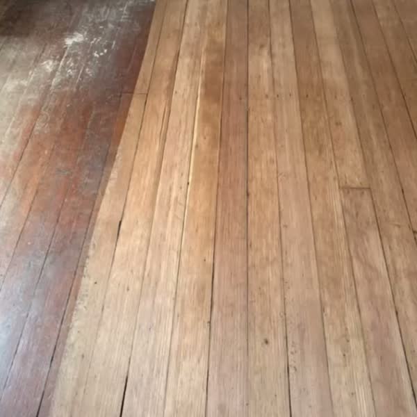 Pisos históricos de abeto Douglas durante la restauración y lijado en bungalow de Sellwood Portland